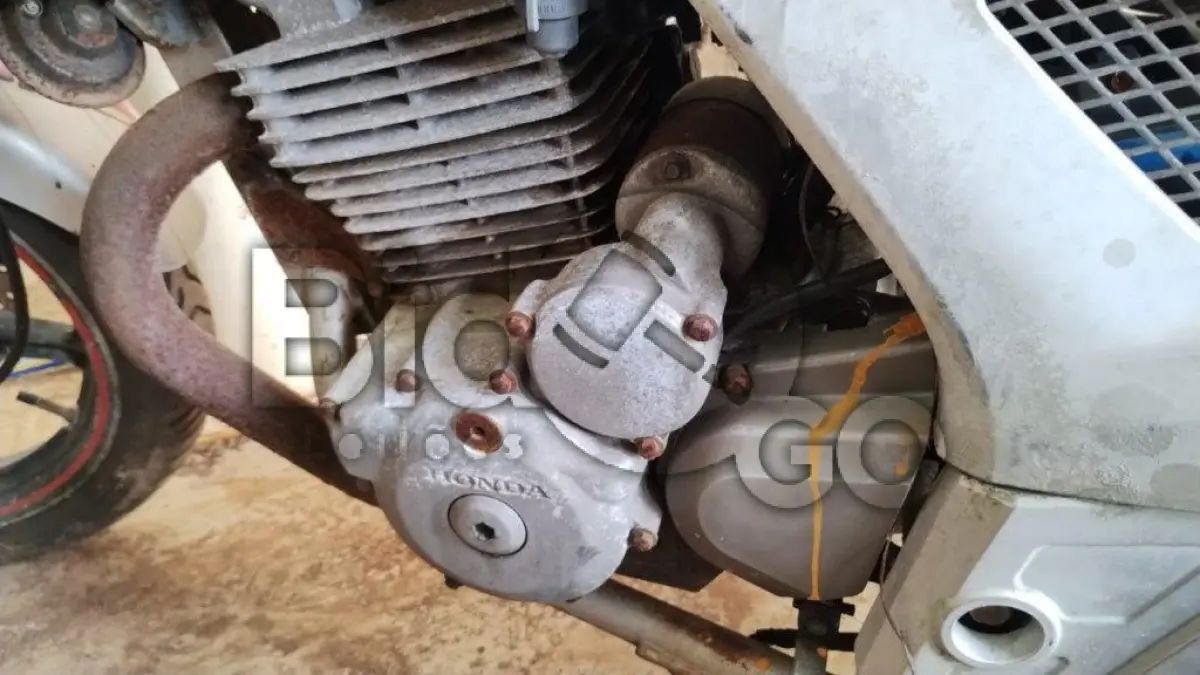 LOTE 007 - Espécie: PASSAGEIRO / Marca: HONDA / Modelo: CBX 250 TWISTER / Placa: INI4144 / UF: RS / Município: Porto Alegre / Ano fabricação: 2006 / Ano modelo: 2006 / Cor: PRATA / Chassi:9C2MC35006R042463 / Motor: MC35E-6042463 / RENAVAM: 00895948281