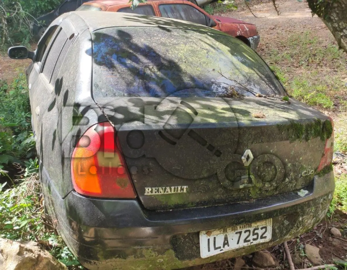 LOTE 014 - Espécie: PASSAGEIRO / Marca: RENAULT / Modelo: CLIO RT 1.0 16V / Placa: ILA7252 / UF: RS / Município: São Marcos / Ano fabricação: 2002 / Ano modelo: 2003 / Cor: PRETA / Chassi: 93YLB06253J393425 / Motor: D4DA700Q050045 / RENAVAM: 00797971505