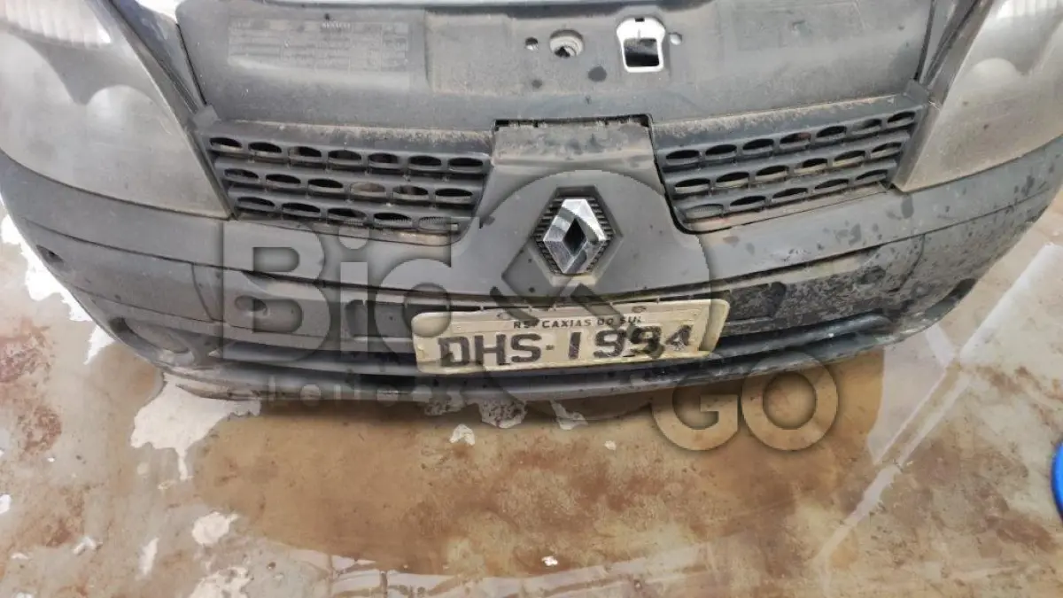 LOTE 002 - Espécie: PASSAGEIRO / Marca: RENAULT / Modelo: CLIO AUT 1.0 H / Placa: DHS1994 / UF: RS / Município: Caxias do Sul / Ano fabricação: 2003 / Ano modelo: 2004 / Cor: BRANCA / Chassi: 93YBB0Y054J441329 / Motor: D7DC760Q010864 / RENAVAM: 00809294508