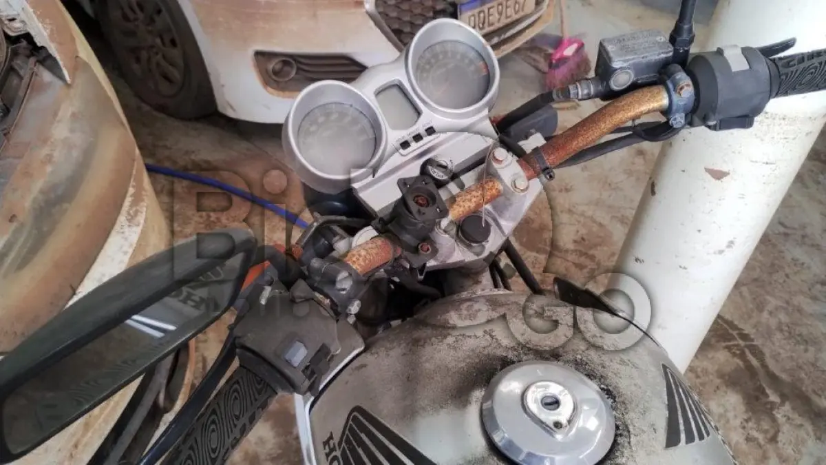 LOTE 007 - Espécie: PASSAGEIRO / Marca: HONDA / Modelo: CBX 250 TWISTER / Placa: INI4144 / UF: RS / Município: Porto Alegre / Ano fabricação: 2006 / Ano modelo: 2006 / Cor: PRATA / Chassi:9C2MC35006R042463 / Motor: MC35E-6042463 / RENAVAM: 00895948281