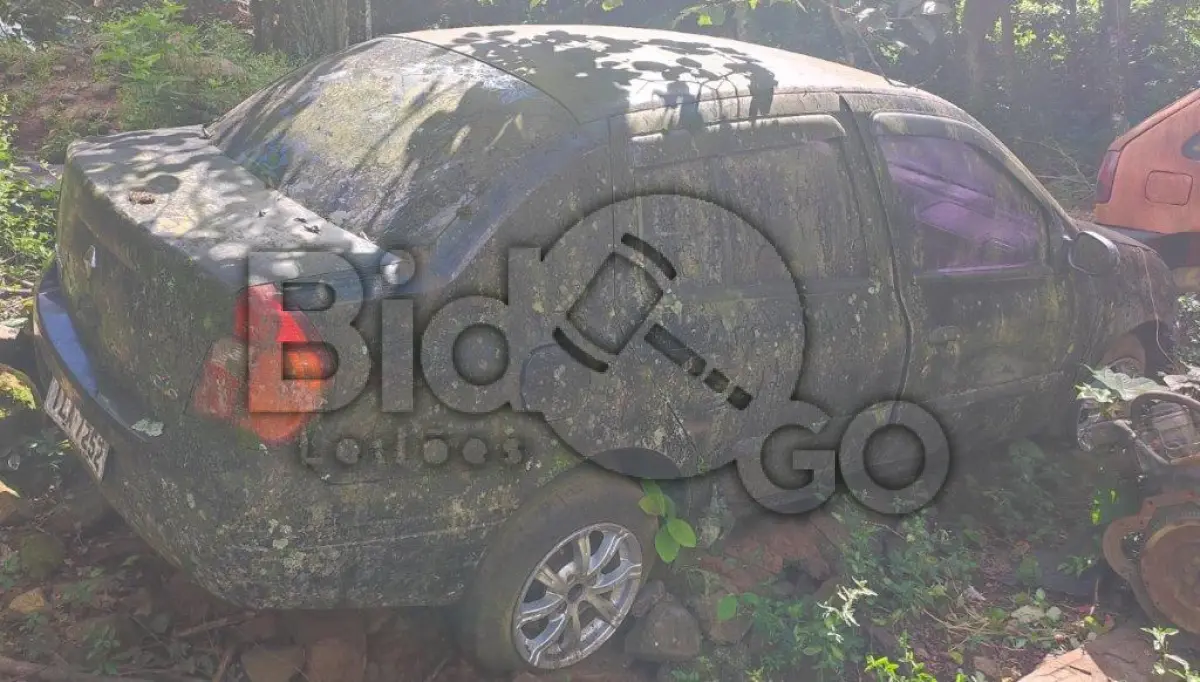 LOTE 014 - Espécie: PASSAGEIRO / Marca: RENAULT / Modelo: CLIO RT 1.0 16V / Placa: ILA7252 / UF: RS / Município: São Marcos / Ano fabricação: 2002 / Ano modelo: 2003 / Cor: PRETA / Chassi: 93YLB06253J393425 / Motor: D4DA700Q050045 / RENAVAM: 00797971505