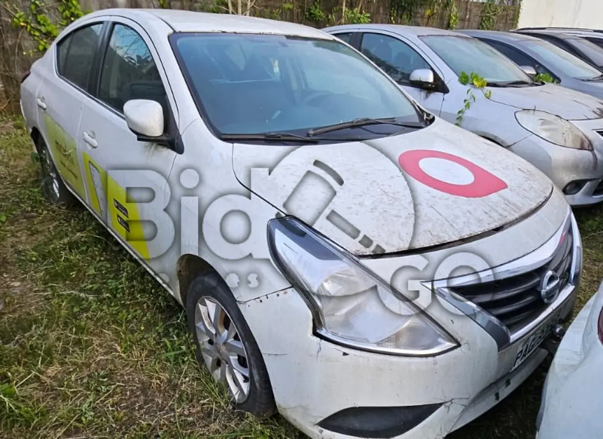 LOTE 001 - Espécie: PASSAGEIRO / Marca: NISSAN / Modelo: VERSA 16 SL / Placa: PAG9358 / UF: SC / Município: Joinville / Ano fabricação: 2015 / Ano modelo: 2016 / Cor: BRANCA / Chassi: 94DBCAN17GB101784 / Motor: HR16016643T / RENAVAM: 01056535560