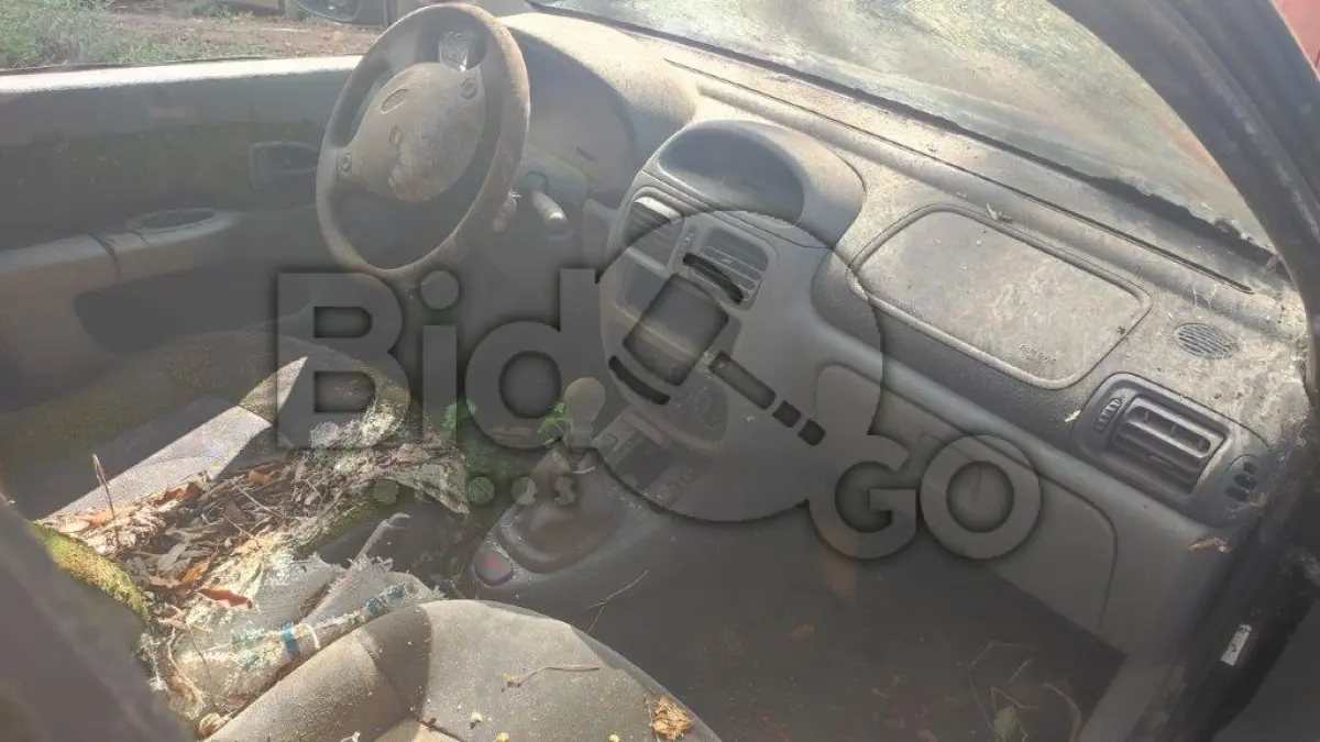 LOTE 014 - Espécie: PASSAGEIRO / Marca: RENAULT / Modelo: CLIO RT 1.0 16V / Placa: ILA7252 / UF: RS / Município: São Marcos / Ano fabricação: 2002 / Ano modelo: 2003 / Cor: PRETA / Chassi: 93YLB06253J393425 / Motor: D4DA700Q050045 / RENAVAM: 00797971505