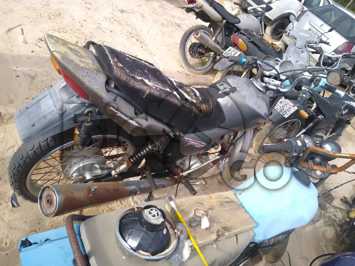 LOTE 014 - SUCATA COM MOTOR SERVÍVEL - Espécie: MOTOCICLETA / Marca: HONDA / Modelo: CG 150 TITAN KS / Placa: MEA1624 / UF: SC / Município: Bombinhas / Ano fabricação: 2008 / Ano modelo: 2008 / Cor: CINZA / Chassi: 9C2KC08108R179527 / Motor: KC08E18179527 / RENAVAM: 961356294 *CHASSI PERFURADO