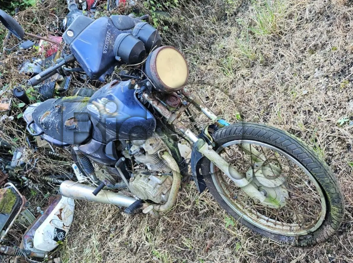 LOTE 016 - Espécie: MOTOCICLETA / Marca: HONDA / Modelo: CG 125 TITAN KSE / Placa: MDS1312 / UF: SC / Município: Barra Velha / Ano fabricação: 2003 / Ano modelo: 2003 / Cor: AZUL / Chassi: 9C2JC30213R639012 / Motor: JC30E23639012 / RENAVAM: 803025688