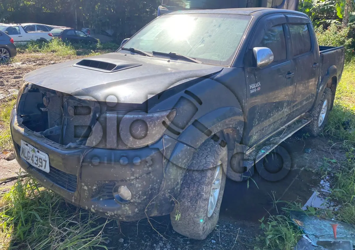 LOTE 001 - Espécie: ESPECIAL / Marca: I / Modelo: TOYOTA HILUX CD4X4 SRV / Placa: MLG4397 / UF: SC / Município: Sombrio / Ano fabricação: 2013 / Ano modelo: 2013 / Cor: PRETA / Chassi: 8AJFY29G5D8545177 / Motor: 1KDA290398 / RENAVAM: 588127710 *MOTOR COM PEÇAS FALTANDO