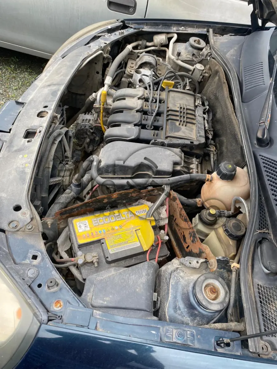 LOTE 016 - SUCATA COM MOTOR SERVÍVEL - Espécie: PASSAGEIRO / Marca: RENAULT / Modelo: CLIO EXP 10 16VS / Placa: MCV6H36 / UF: SC / Município: Itajaí / Ano fabricação: 2004 / Ano modelo: 2005 / Cor: VERDE / Chassi: 93YLB06155J536098 / Motor: D4DA700Q084946 / RENAVAM: 00835246272