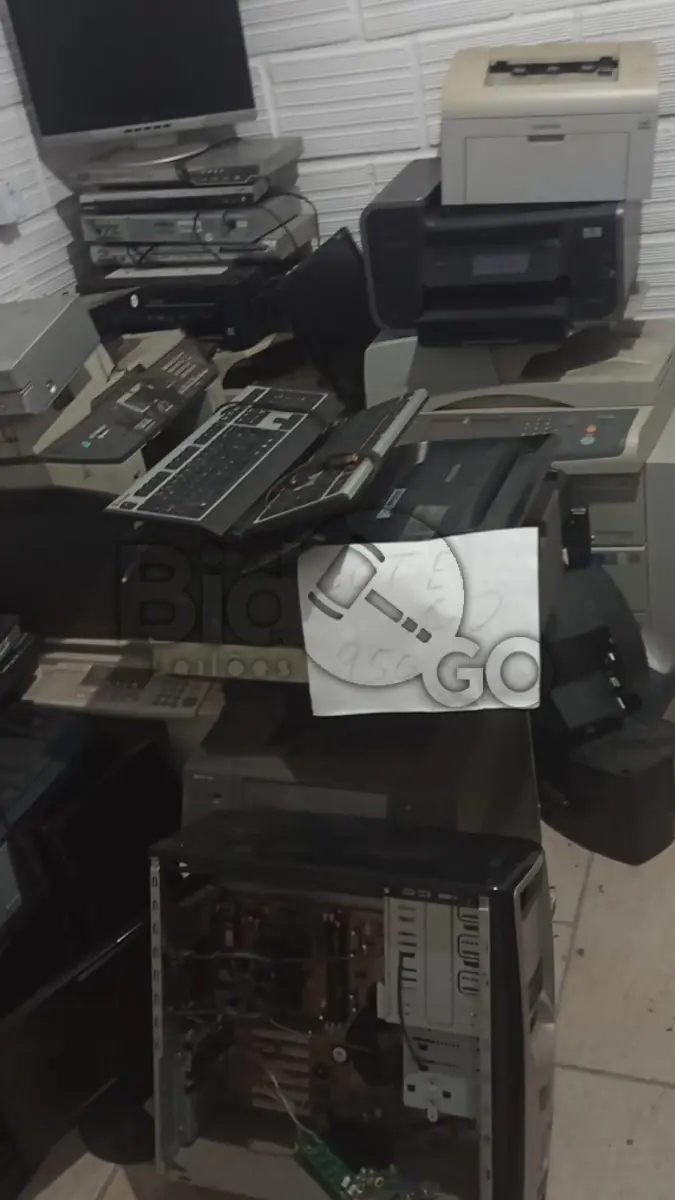 LOTE 002 - sucatas monitores, Sucata de informática Impressoras, Sucata de relógio digital.