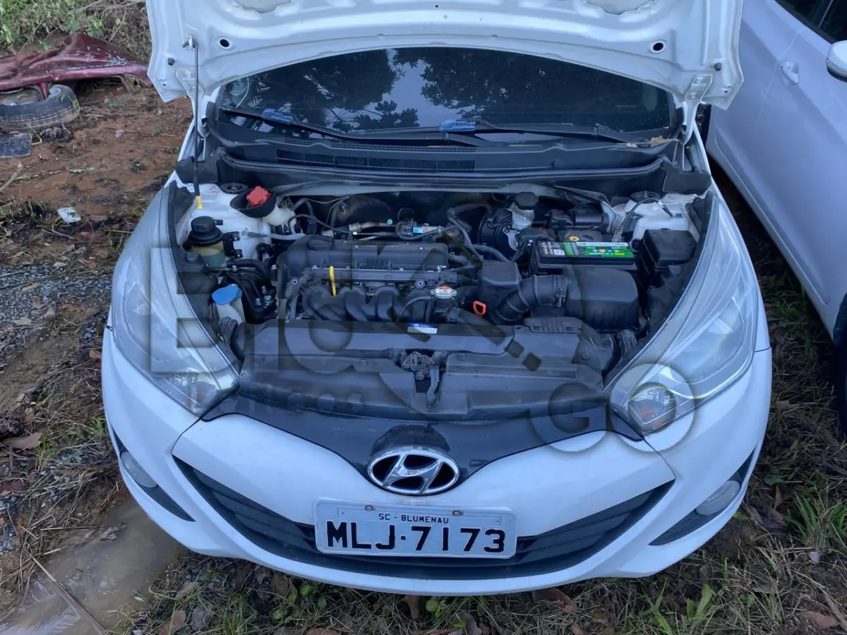 LOTE 010 - Espécie: PASSAGEIRO / Marca: HYUNDAI / Modelo: HB20S 1.6A PREM / Placa: MLJ7173 / UF: SC / Município: Florianópolis / Ano fabricação: 2013 / Ano modelo: 2014 / Cor: BRANCA Chassi:9BHBH41DBEP091431 / Motor: F4FACU713795 / RENAVAM: 536016640