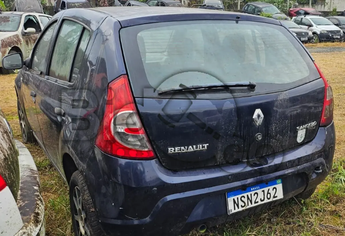 LOTE 015 - Espécie: PASSAGEIRO / Marca: RENAULT / Modelo: SANDERO AUT1016V / Placa: NSN2J62 / UF: SC / Município: Blumenau / Ano fabricação: 2010 / Ano modelo: 2010 / Cor: AZUL / Chassi: 93YBSR6RHAJ421536 / Motor: D4DH760Q089009 / RENAVAM: 201980916