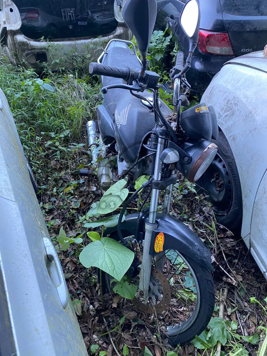 LOTE 005 - Espécie: PASSAGEIRO / Marca: HONDA / Modelo: CG 150 TITAN ESD / Placa: MGY0520 / UF: SC / Município: Joinville / Ano fabricação: 2004 / Ano modelo: 2005 / Cor: PRETA / Chassi: 9C2KC08205R027415 / Motor: KC08E25027415 / RENAVAM: 00845546520