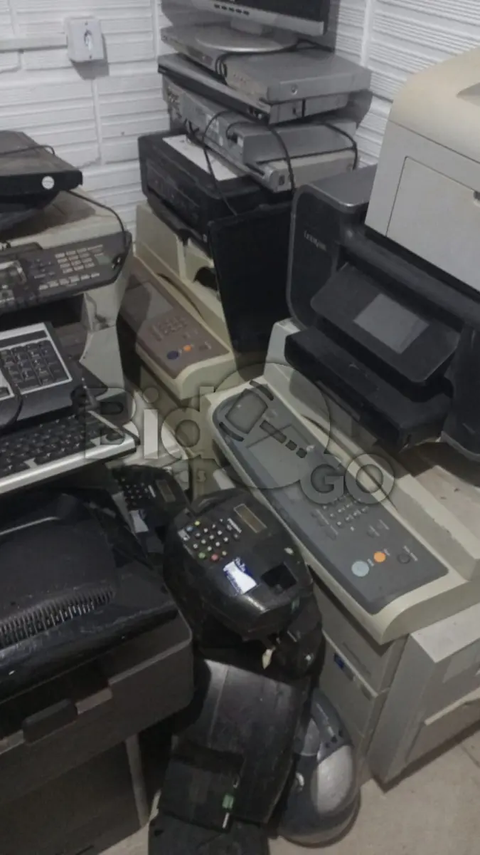 LOTE 002 - sucatas monitores, Sucata de informática Impressoras, Sucata de relógio digital.
