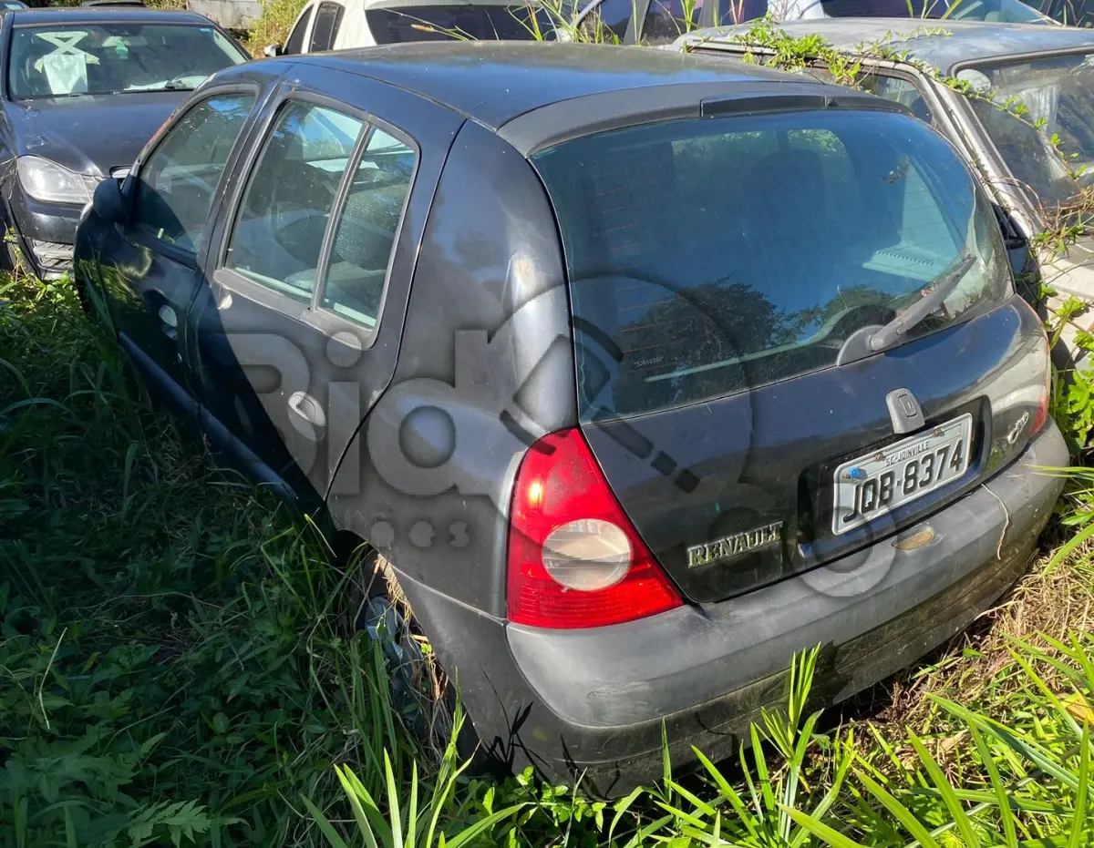 LOTE 002 - Espécie: AUTOMOVEL / Marca: RENAULT / Modelo: CLIO AUT 1.0 H / Placa: JQB8374 / UF: SC / Município: Joinville / Ano fabricação: 2005 / Ano modelo: 2005 / Cor: PRETA / Chassi: 93YBB0Y055J618364 / Motor:D7DC760Q031409 / RENAVAM: 857032003