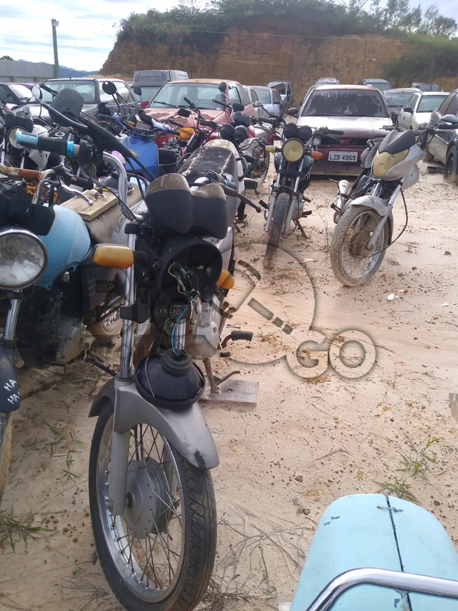 LOTE 014 - SUCATA COM MOTOR SERVÍVEL - Espécie: MOTOCICLETA / Marca: HONDA / Modelo: CG 150 TITAN KS / Placa: MEA1624 / UF: SC / Município: Bombinhas / Ano fabricação: 2008 / Ano modelo: 2008 / Cor: CINZA / Chassi: 9C2KC08108R179527 / Motor: KC08E18179527 / RENAVAM: 961356294 *CHASSI PERFURADO
