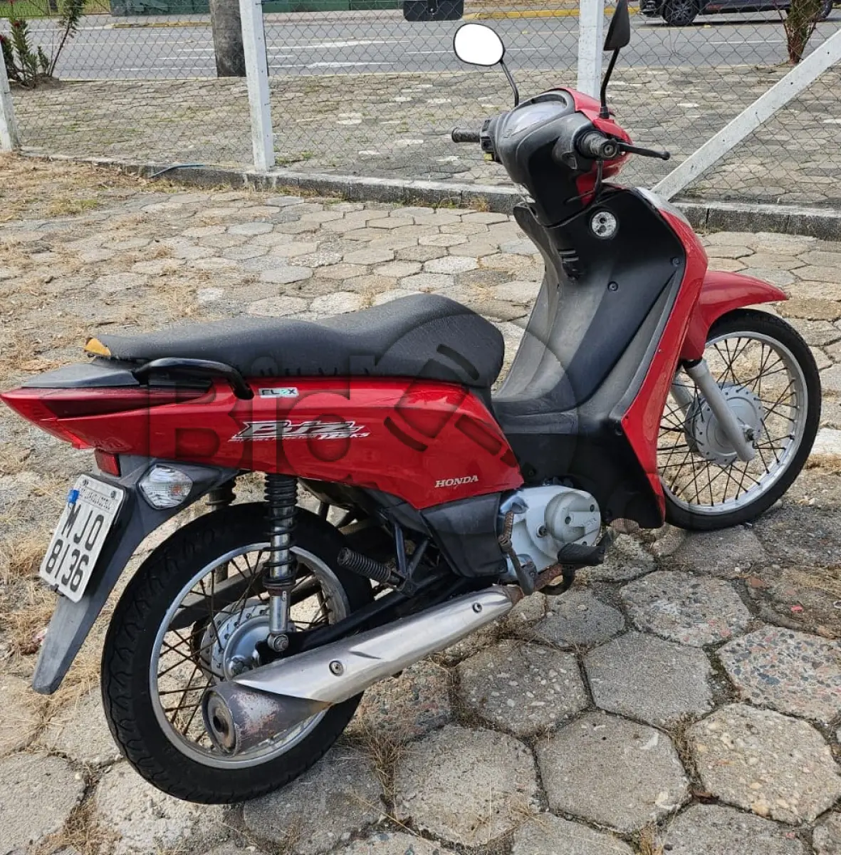 LOTE 014 - Espécie: PASSAGEIRO / Marca: HONDA / Modelo: BIZ 125 KS / Placa: MJO8136 / UF: SC / Município: Jaraguá do Sul / Ano fabricação: 2012 / Ano modelo: 2012 / Cor: VERMELHA / Chassi: 9C2JC4810CR011836 / Motor: JC48E1C011836 / RENAVAM: 482487194