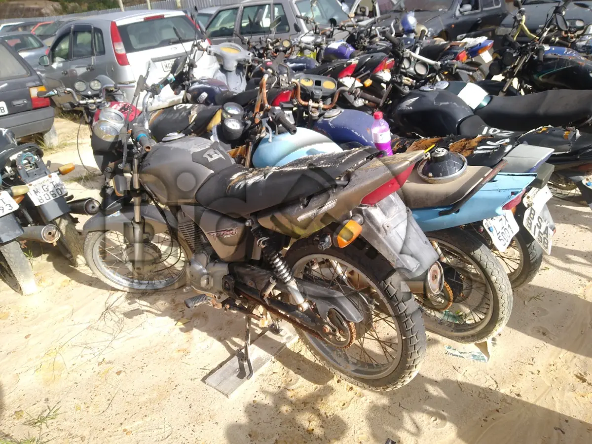 LOTE 015 - SUCATA COM MOTOR INSERVÍVEL - Espécie: PASSAGEIRO / Marca: HONDA / Modelo: CG 150 TITAN KS / Placa: ANP5047 / UF: CE / Município: Cascavel / Ano fabricação: 2006 / Ano modelo: 2006 / Cor: PRATA / Chassi: 9C2KC08106R878355 / Motor: KC08E16878355 / RENAVAM: 879109750 *CHASSI PERFURADO