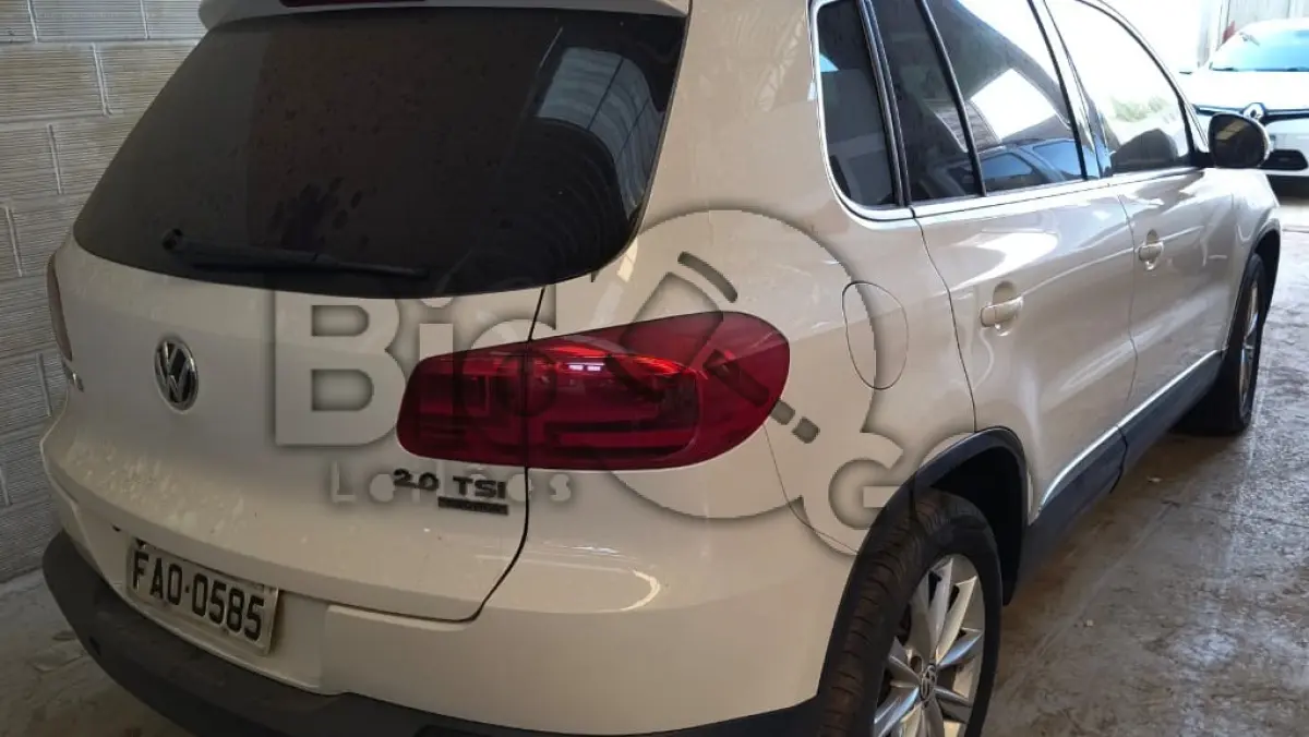 LOTE 002 - Espécie: MISTO / Marca: I / Modelo: VW TIGUAN 2.0 TSI / Placa: FAO0585 / UF: SP / Município: Marília / Ano fabricação: 2011 / Ano modelo: 2011 / Cor: BRANCA Chassi: WVGSV65N9CW554328 / Motor: CCT287375 / RENAVAM: 00464537193 *Veículo afetado pela enchente