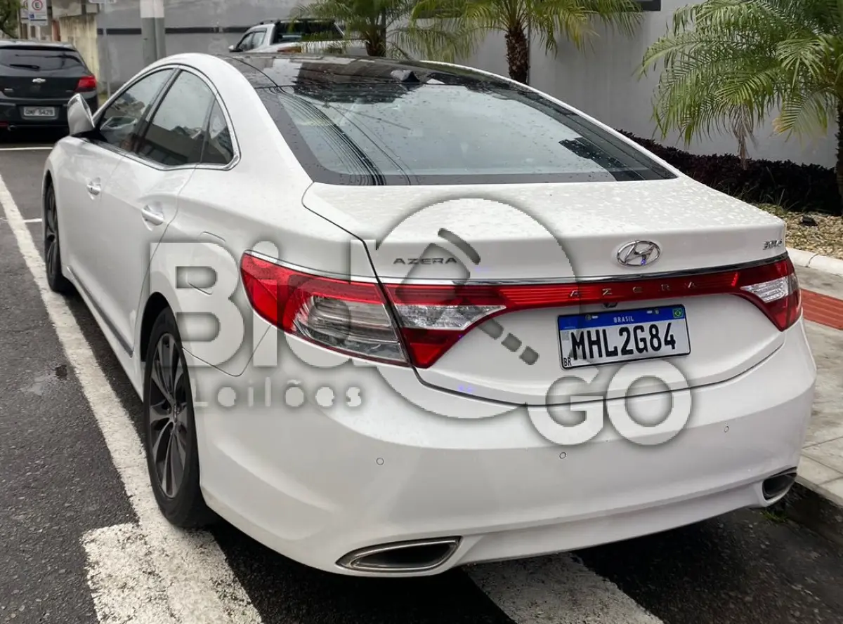 LOTE 009 - Espécie: PASSAGEIRO / Marca: I / Modelo: HYUNDAI AZERA 3.0 V6 / Placa: BBE8001 / UF: SC / Município: Balneário Camboriú / Ano fabricação: 2014 / Ano modelo: 2014 / Cor: BRANCA / Chassi: KMHFH41HBFA411483 / Motor: G6DEEA288991 / RENAVAM: 01023329198