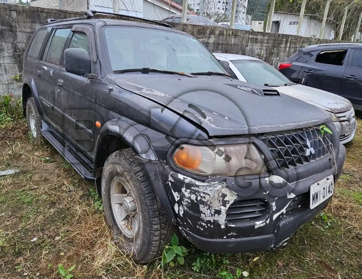 LOTE 019 - Espécie: CAMIONETA / Marca: I / Modelo: MMC PAJERO SP. 4X4 GLS / Placa: MMI0140 / UF: SC / Município: Guaramirim / Ano fabricação: 2001 / Ano modelo: 2001 / Cor: PRETA / Chassi: JMY0RK9701P100832 / Motor: DP2186 / RENAVAM: 763953881
