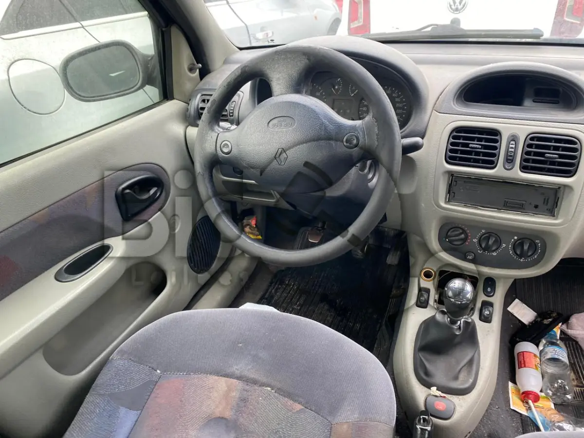 LOTE 016 - SUCATA COM MOTOR SERVÍVEL - Espécie: PASSAGEIRO / Marca: RENAULT / Modelo: CLIO EXP 10 16VS / Placa: MCV6H36 / UF: SC / Município: Itajaí / Ano fabricação: 2004 / Ano modelo: 2005 / Cor: VERDE / Chassi: 93YLB06155J536098 / Motor: D4DA700Q084946 / RENAVAM: 00835246272
