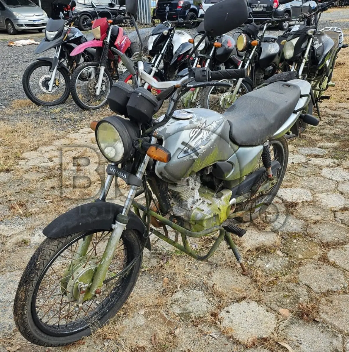 LOTE 014 - Espécie: PASSAGEIRO / Marca: HONDA / Modelo: CG 125 TITAN KS / Placa: MBP4D64 / UF: SC / Município: Jaraguá do Sul / Ano fabricação: 2002 / Ano modelo: 2002 / Cor: PRATA / Chassi: 9C2JC30102R235675 / Motor: JC30E12235675 / RENAVAM: 784038350