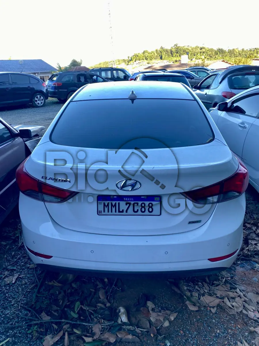 LOTE 008 - Espécie: PASSAGEIRO / Marca: I / Modelo: HYUNDAI ELANTRA / Placa: MML7C88 / UF: SC / Município: Indaial / Ano fabricação: 2014 / Ano modelo: 2015 / Cor: BRANCA Chassi:KMHDH41GBFU245727 / Motor: F4NAEU680157 / RENAVAM: 1023896475