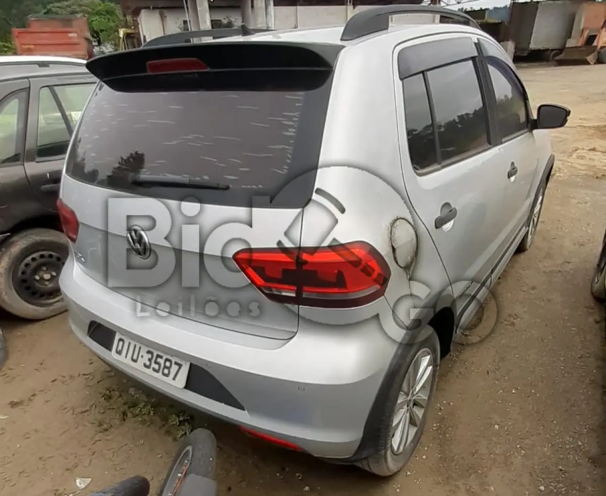 LOTE 009 - Espécie: PASSAGEIRO / Marca: VW / Modelo: FOX TRACK MCV / Placa: QIU3587 / UF: SC / Município: Balneário Camboriú / Ano fabricação: 2017 / Ano modelo: 2018 / Cor: PRATA / Chassi: 9BWAG45Z0J4012437 / Motor: CSE236379 / RENAVAM: 1129857350