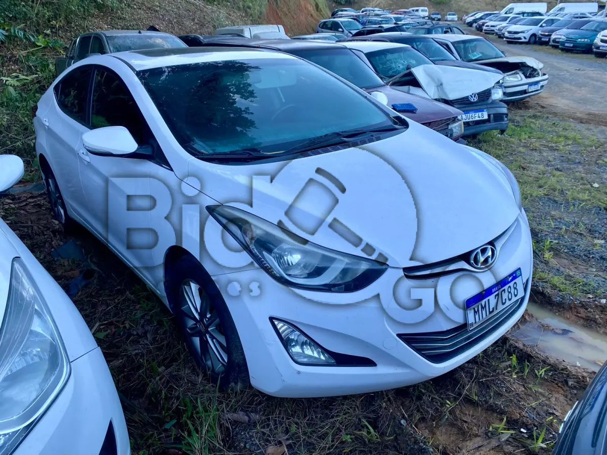 LOTE 008 - Espécie: PASSAGEIRO / Marca: I / Modelo: HYUNDAI ELANTRA / Placa: MML7C88 / UF: SC / Município: Indaial / Ano fabricação: 2014 / Ano modelo: 2015 / Cor: BRANCA Chassi:KMHDH41GBFU245727 / Motor: F4NAEU680157 / RENAVAM: 1023896475