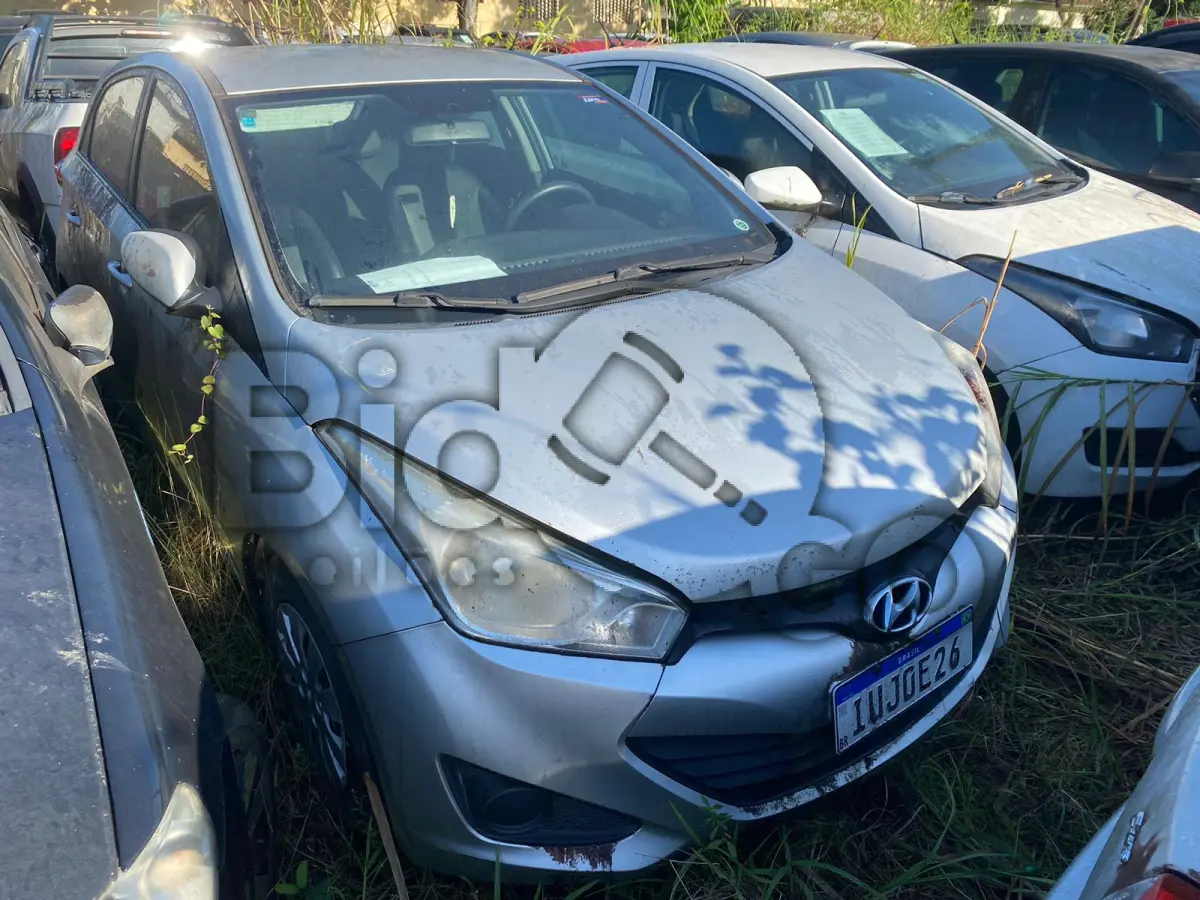 LOTE 008 - Espécie: PASSAGEIRO / Marca: HYUNDAI / Modelo: HB20 1.6M 1.6M / Placa: IUJ0E26 / UF: SC / Município: Joinville / Ano fabricação: 2013 / Ano modelo: 2013 / Cor: PRATA / Chassi: 9BHBG51DADP082885 / Motor: F4FADU030835 / RENAVAM: 538250631