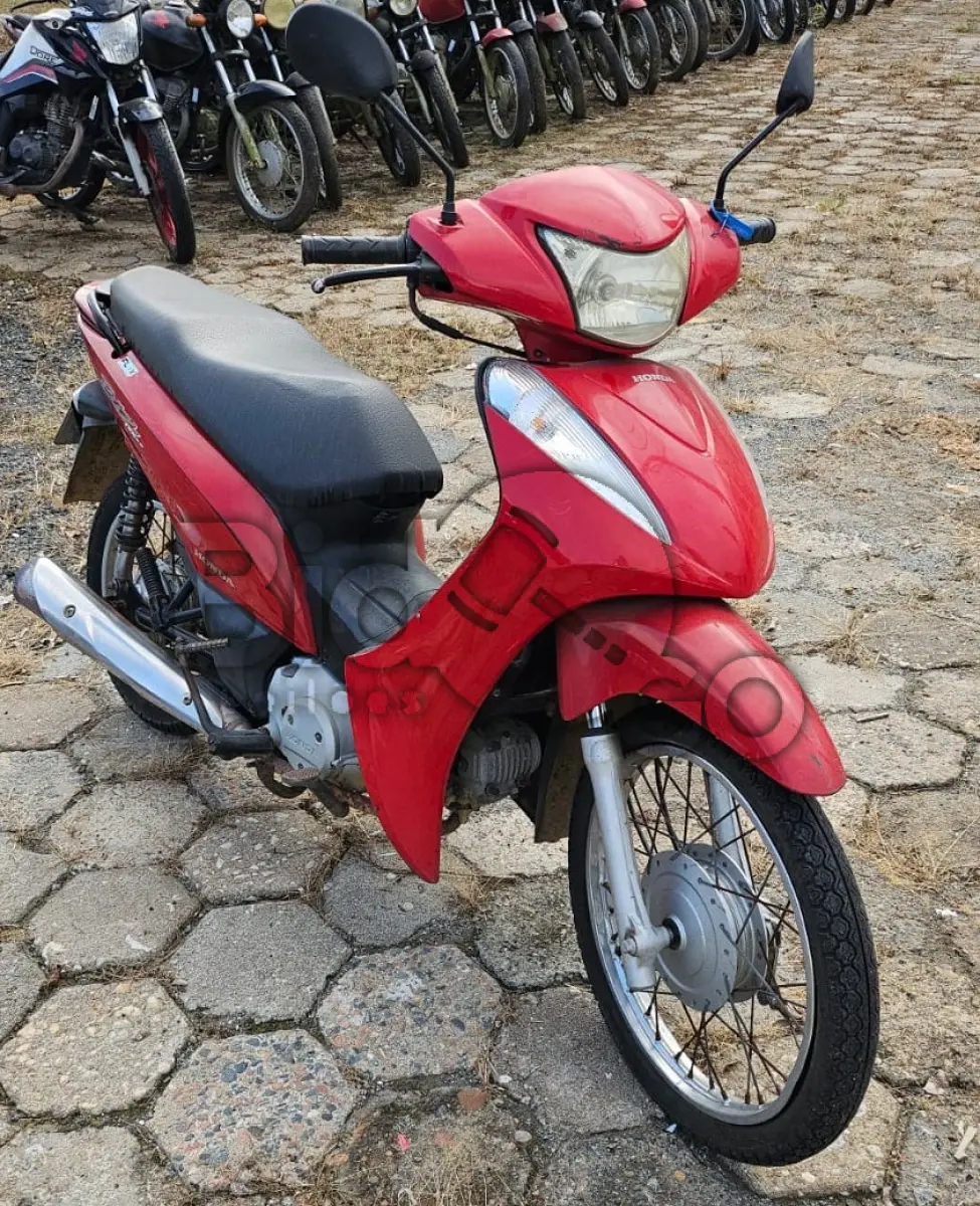 LOTE 014 - Espécie: PASSAGEIRO / Marca: HONDA / Modelo: BIZ 125 KS / Placa: MJO8136 / UF: SC / Município: Jaraguá do Sul / Ano fabricação: 2012 / Ano modelo: 2012 / Cor: VERMELHA / Chassi: 9C2JC4810CR011836 / Motor: JC48E1C011836 / RENAVAM: 482487194