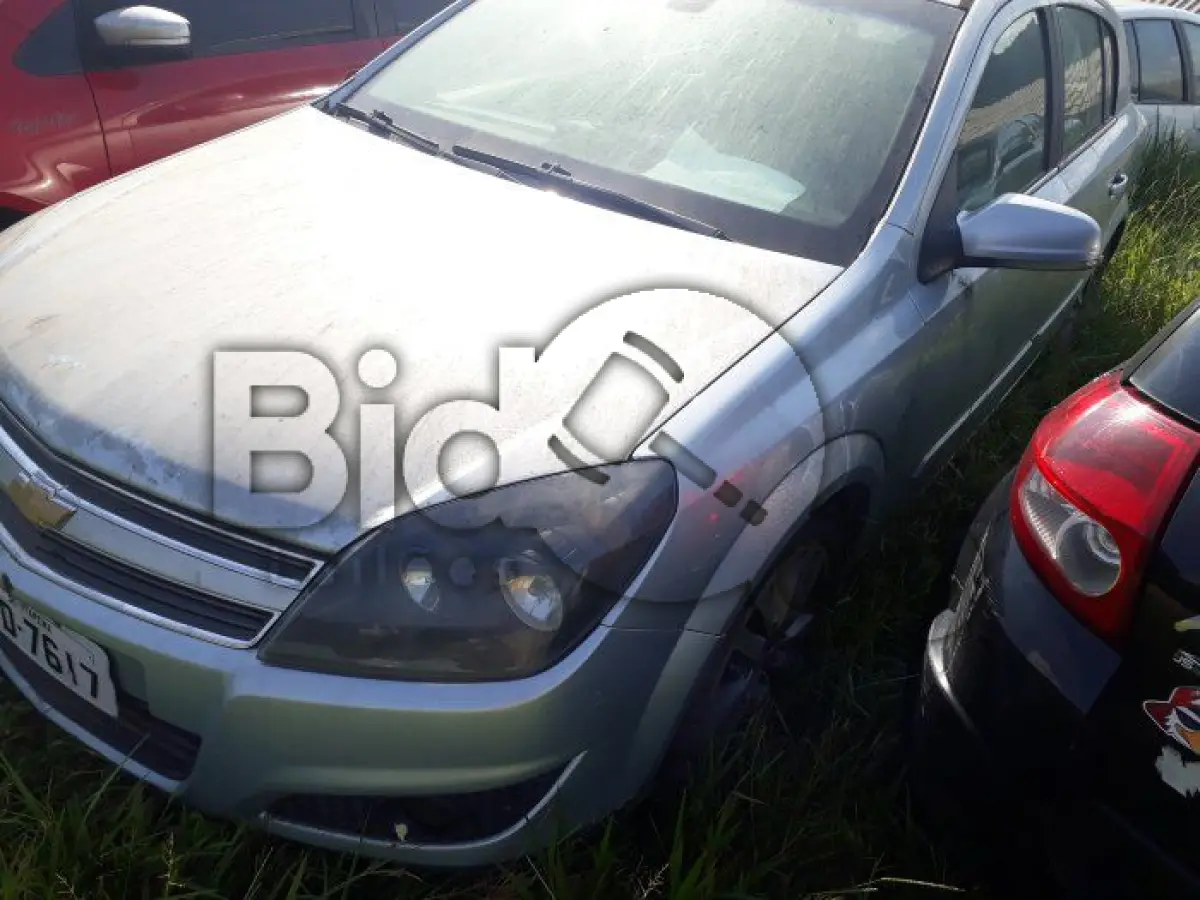 LOTE 012 - Espécie: PASSAGEIRO / Marca: GM / Modelo: VECTRA HATCH 4P GT-X / Placa: MID7617 / UF: SC / Município: Itapema / Ano fabricação: 2010 / Ano modelo: 2011 / Cor: PRATA / Chassi: 9BGAV48C0BB166390 / Motor: NBB000027 / RENAVAM: 231762143