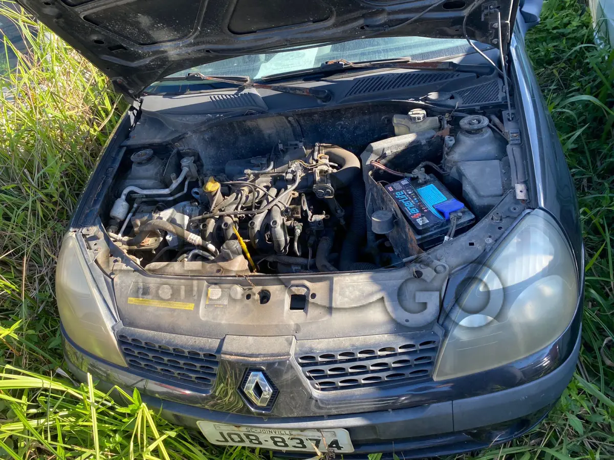 LOTE 002 - Espécie: AUTOMOVEL / Marca: RENAULT / Modelo: CLIO AUT 1.0 H / Placa: JQB8374 / UF: SC / Município: Joinville / Ano fabricação: 2005 / Ano modelo: 2005 / Cor: PRETA / Chassi: 93YBB0Y055J618364 / Motor:D7DC760Q031409 / RENAVAM: 857032003