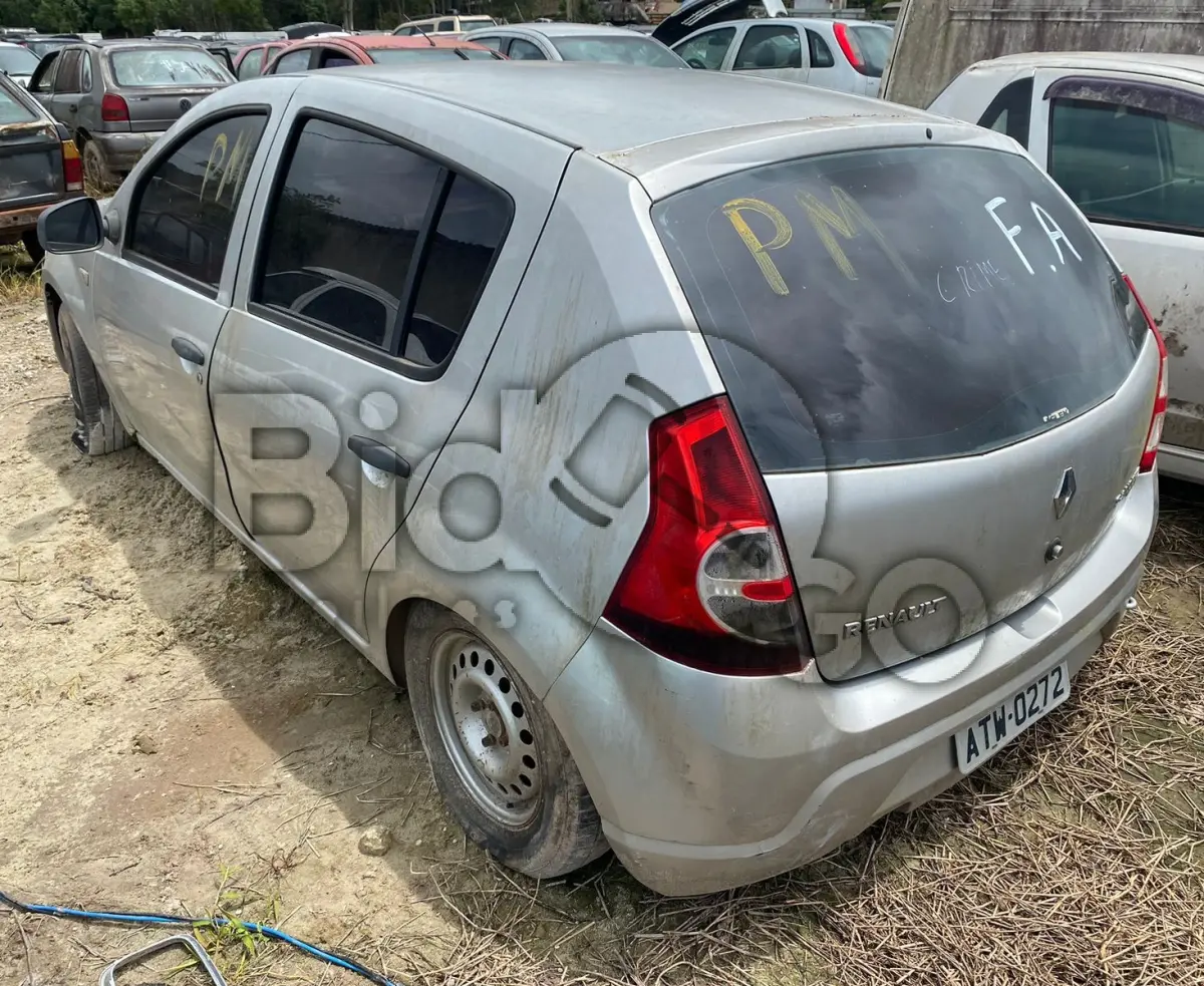 LOTE 004 - Espécie: PASSAGEIRO / Marca: RENAULT / Modelo: SANDERO AUT1016V / Placa: ATW0272 / UF: SC / Município: Itajaí / Ano fabricação: 2011 / Ano modelo: 2011 / Cor: PRATA / Chassi: 93YBSR6RHBJ784708 / Motor: D4DH760Q158248 / RENAVAM: 321893948