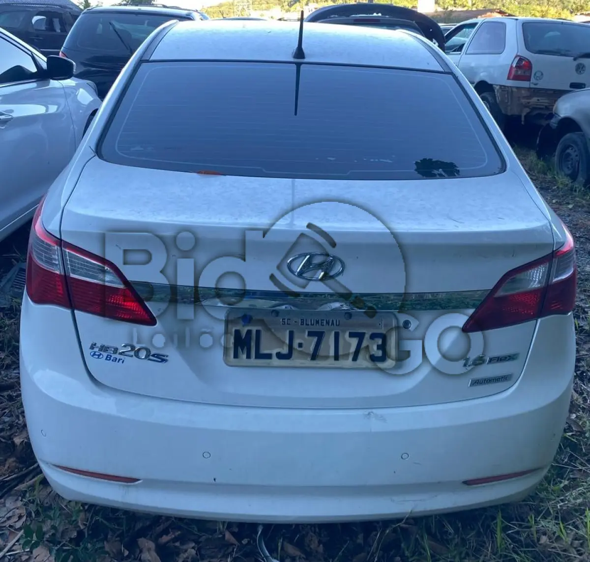 LOTE 010 - Espécie: PASSAGEIRO / Marca: HYUNDAI / Modelo: HB20S 1.6A PREM / Placa: MLJ7173 / UF: SC / Município: Florianópolis / Ano fabricação: 2013 / Ano modelo: 2014 / Cor: BRANCA Chassi:9BHBH41DBEP091431 / Motor: F4FACU713795 / RENAVAM: 536016640