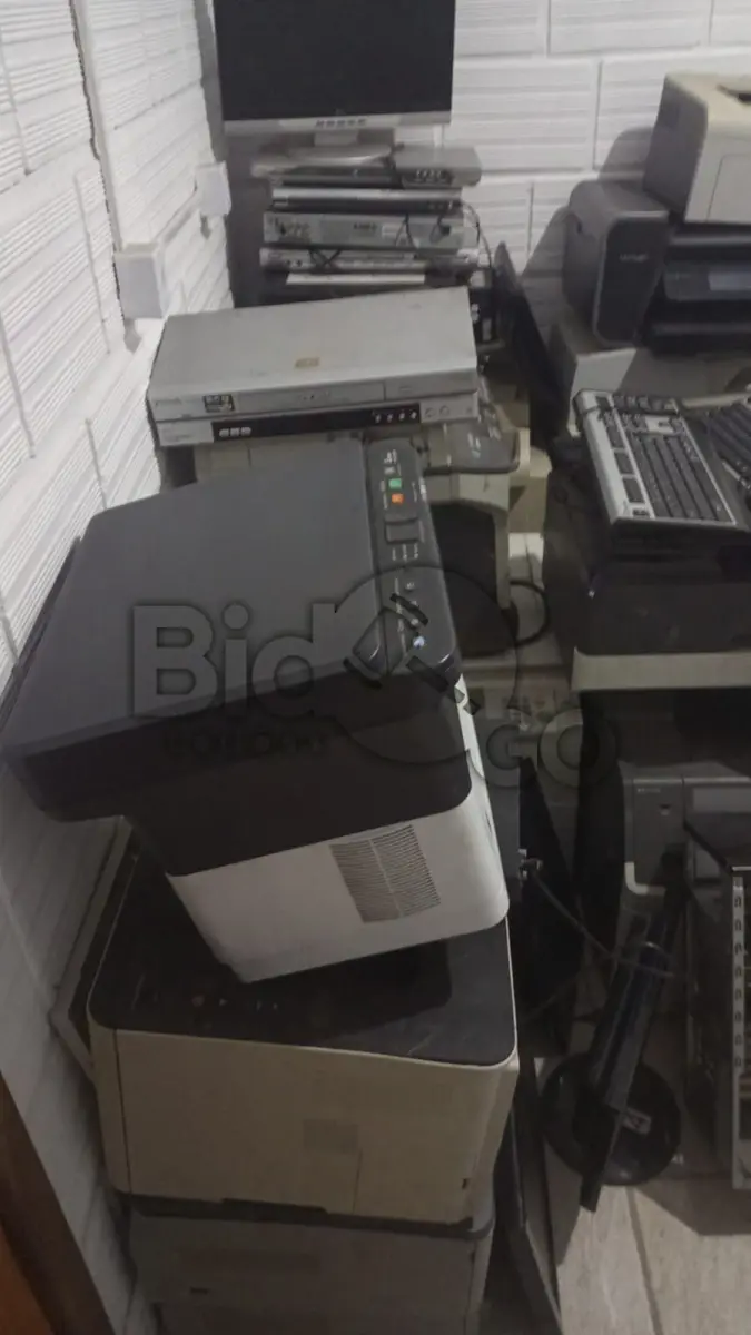 LOTE 002 - sucatas monitores, Sucata de informática Impressoras, Sucata de relógio digital.