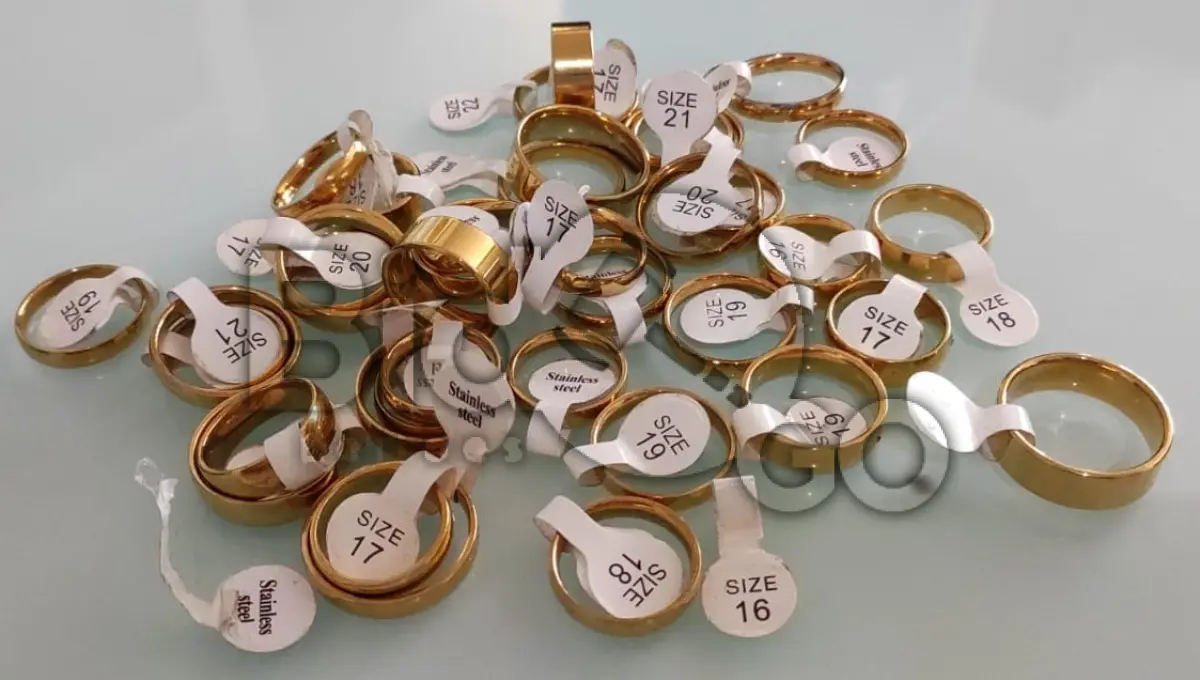 LOTE 007 - Quantidade: 42 / Descrição: 42 (quarenta e dois) anéis dourados.