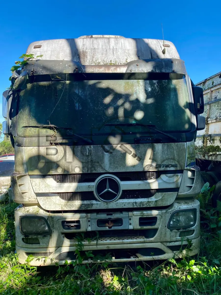 LOTE 009 - Espécie: TRACAO / Marca: M.BENZ / Modelo: ACTROS 2646LS6X4 / Placa: QBH7F57 / UF: PR / Município: Dois Vizinhos / Ano fabricação: 2014 / Ano modelo: 2014 / Cor: BRANCA / Chassi: 9BM934241ES022543 / Motor: 5410000U9064958 / RENAVAM: 1002246293