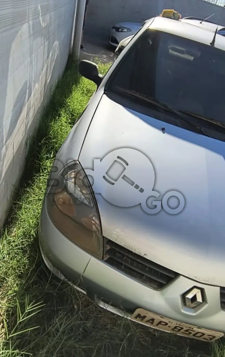 LOTE 001 - Espécie: PASSAGEIRO / Marca: RENAULT / Modelo: CLIO AUT 10 16VS / Placa: MAP8503 / UF: SC / Município: Criciúma / Ano fabricação: 2005 / Ano modelo: 2005 / Cor: PRATA / Chassi: 93YLB8B056J692788 / Motor: D4DG752Q003602 / RENAVAM: 00883108968 *Veículo afetado pela enchente