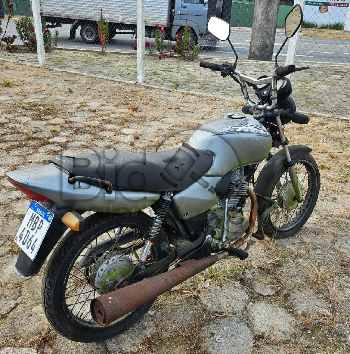 LOTE 014 - Espécie: PASSAGEIRO / Marca: HONDA / Modelo: CG 125 TITAN KS / Placa: MBP4D64 / UF: SC / Município: Jaraguá do Sul / Ano fabricação: 2002 / Ano modelo: 2002 / Cor: PRATA / Chassi: 9C2JC30102R235675 / Motor: JC30E12235675 / RENAVAM: 784038350