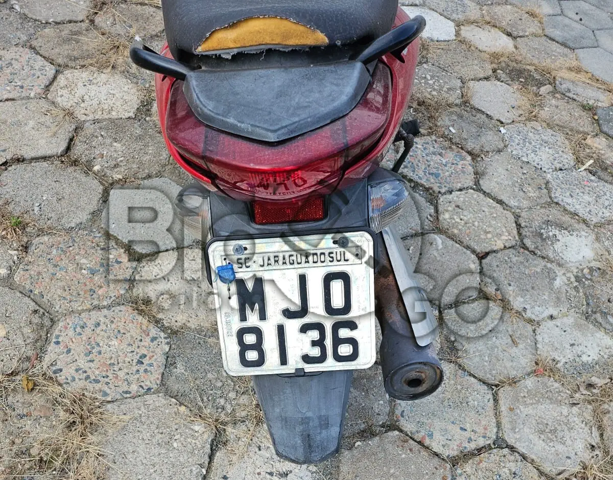 LOTE 014 - Espécie: PASSAGEIRO / Marca: HONDA / Modelo: BIZ 125 KS / Placa: MJO8136 / UF: SC / Município: Jaraguá do Sul / Ano fabricação: 2012 / Ano modelo: 2012 / Cor: VERMELHA / Chassi: 9C2JC4810CR011836 / Motor: JC48E1C011836 / RENAVAM: 482487194