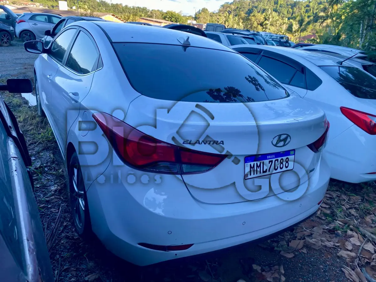 LOTE 008 - Espécie: PASSAGEIRO / Marca: I / Modelo: HYUNDAI ELANTRA / Placa: MML7C88 / UF: SC / Município: Indaial / Ano fabricação: 2014 / Ano modelo: 2015 / Cor: BRANCA Chassi:KMHDH41GBFU245727 / Motor: F4NAEU680157 / RENAVAM: 1023896475