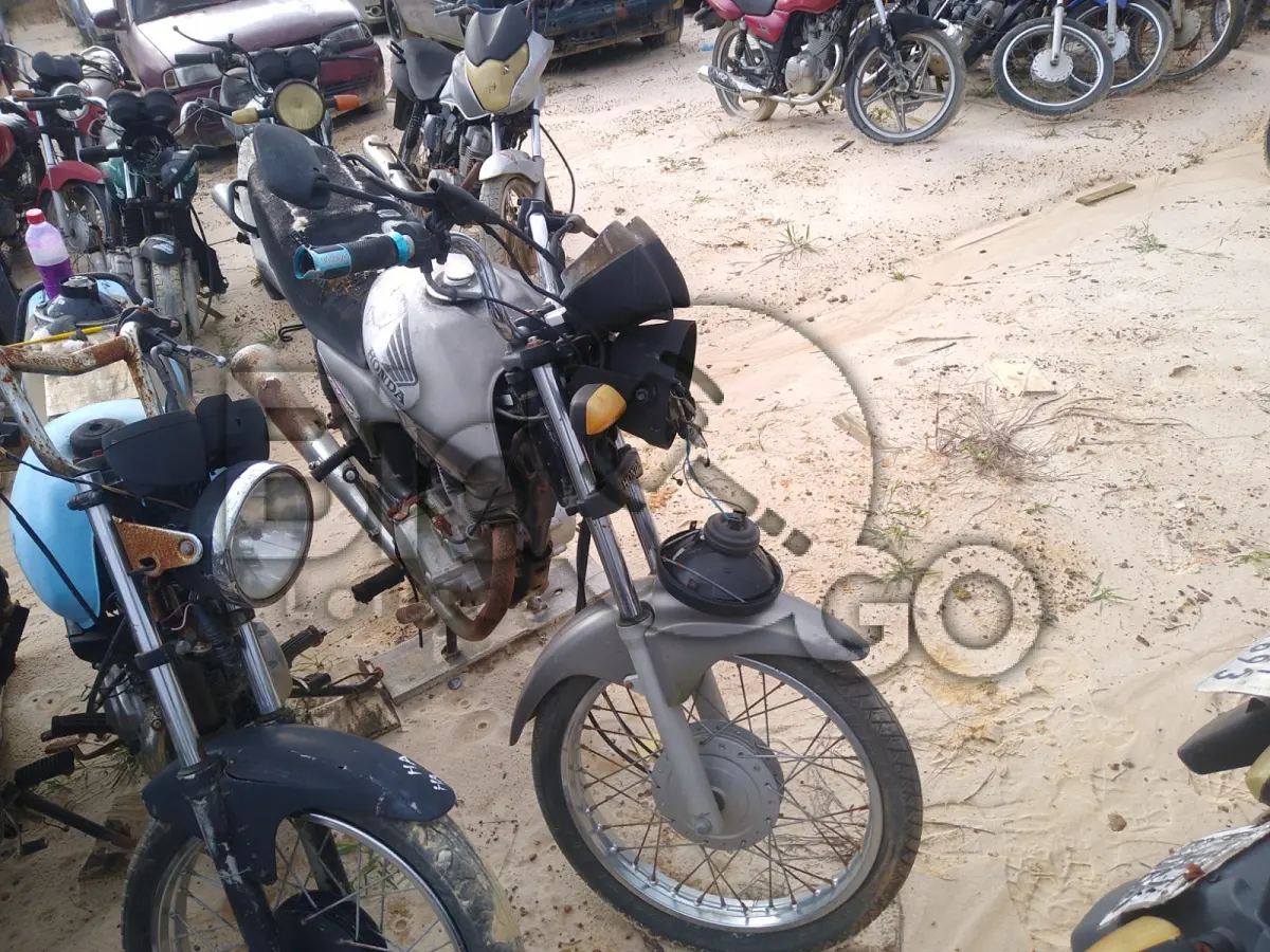 LOTE 014 - SUCATA COM MOTOR SERVÍVEL - Espécie: MOTOCICLETA / Marca: HONDA / Modelo: CG 150 TITAN KS / Placa: MEA1624 / UF: SC / Município: Bombinhas / Ano fabricação: 2008 / Ano modelo: 2008 / Cor: CINZA / Chassi: 9C2KC08108R179527 / Motor: KC08E18179527 / RENAVAM: 961356294 *CHASSI PERFURADO
