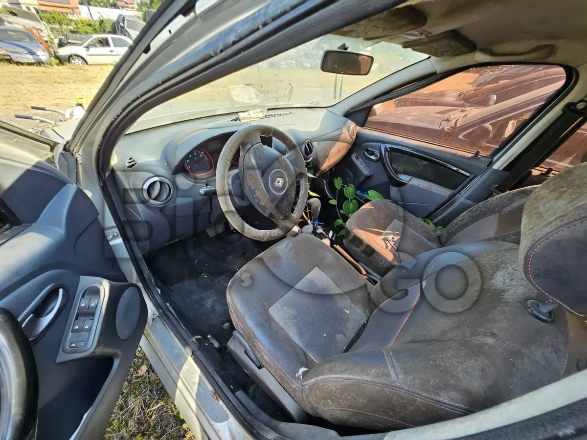LOTE 012 - Espécie: AUTOMOVEL / Marca: RENAULT / Modelo: SANDERO SW1616VA / Placa: MJW4456 / UF: SC / Município: Itajaí / Ano fabricação: 2012 / Ano modelo: 2013 / Cor: PRATA / Chassi: 93YBSR8VNDJ446172 / Motor: K4MG695Q012057 / RENAVAM: 00484151819