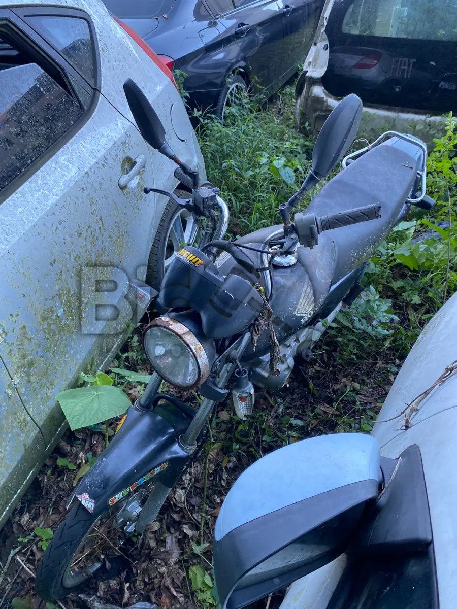 LOTE 005 - Espécie: PASSAGEIRO / Marca: HONDA / Modelo: CG 150 TITAN ESD / Placa: MGY0520 / UF: SC / Município: Joinville / Ano fabricação: 2004 / Ano modelo: 2005 / Cor: PRETA / Chassi: 9C2KC08205R027415 / Motor: KC08E25027415 / RENAVAM: 00845546520