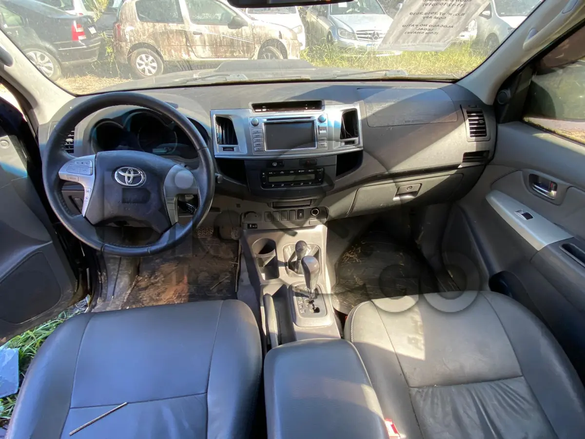 LOTE 001 - Espécie: ESPECIAL / Marca: I / Modelo: TOYOTA HILUX CD4X4 SRV / Placa: MLG4397 / UF: SC / Município: Sombrio / Ano fabricação: 2013 / Ano modelo: 2013 / Cor: PRETA / Chassi: 8AJFY29G5D8545177 / Motor: 1KDA290398 / RENAVAM: 588127710 *MOTOR COM PEÇAS FALTANDO