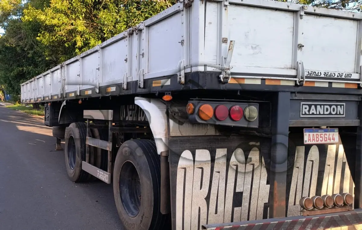 LOTE 005 - Espécie: CARGA / Marca: REB / Modelo: RANDON SR GR TR / Placa: AAB5G44 / UF: PR / Município: Francisco Beltrão / Ano fabricação: 1990 / Ano modelo: 1990 / Cor: BRANCA Chassi: 9ADG12430LC085303 / RENAVAM: 00523443382 *Veículo afetado pela enchente