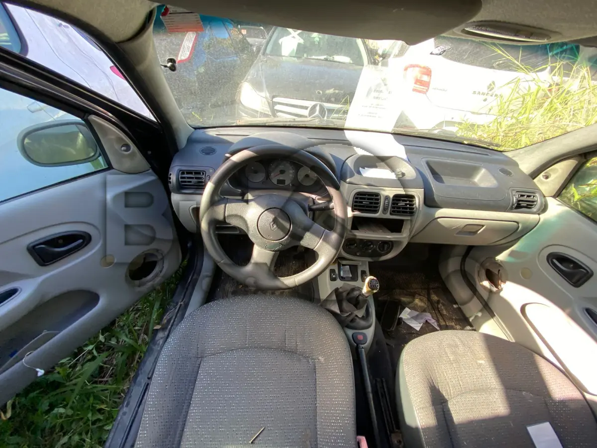 LOTE 002 - Espécie: AUTOMOVEL / Marca: RENAULT / Modelo: CLIO AUT 1.0 H / Placa: JQB8374 / UF: SC / Município: Joinville / Ano fabricação: 2005 / Ano modelo: 2005 / Cor: PRETA / Chassi: 93YBB0Y055J618364 / Motor:D7DC760Q031409 / RENAVAM: 857032003