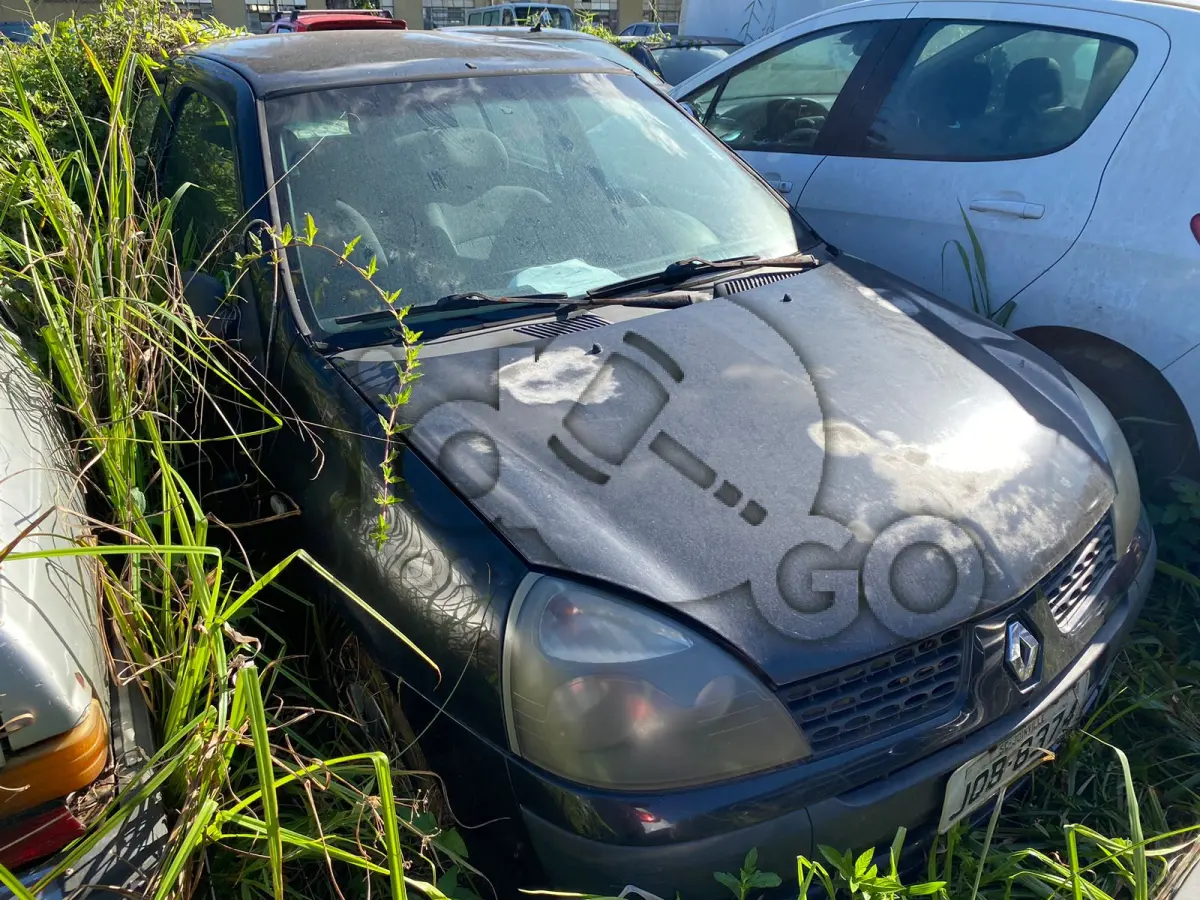 LOTE 002 - Espécie: AUTOMOVEL / Marca: RENAULT / Modelo: CLIO AUT 1.0 H / Placa: JQB8374 / UF: SC / Município: Joinville / Ano fabricação: 2005 / Ano modelo: 2005 / Cor: PRETA / Chassi: 93YBB0Y055J618364 / Motor:D7DC760Q031409 / RENAVAM: 857032003