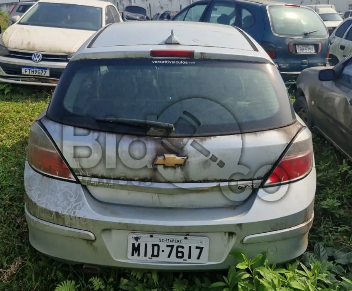 LOTE 012 - Espécie: PASSAGEIRO / Marca: GM / Modelo: VECTRA HATCH 4P GT-X / Placa: MID7617 / UF: SC / Município: Itapema / Ano fabricação: 2010 / Ano modelo: 2011 / Cor: PRATA / Chassi: 9BGAV48C0BB166390 / Motor: NBB000027 / RENAVAM: 231762143