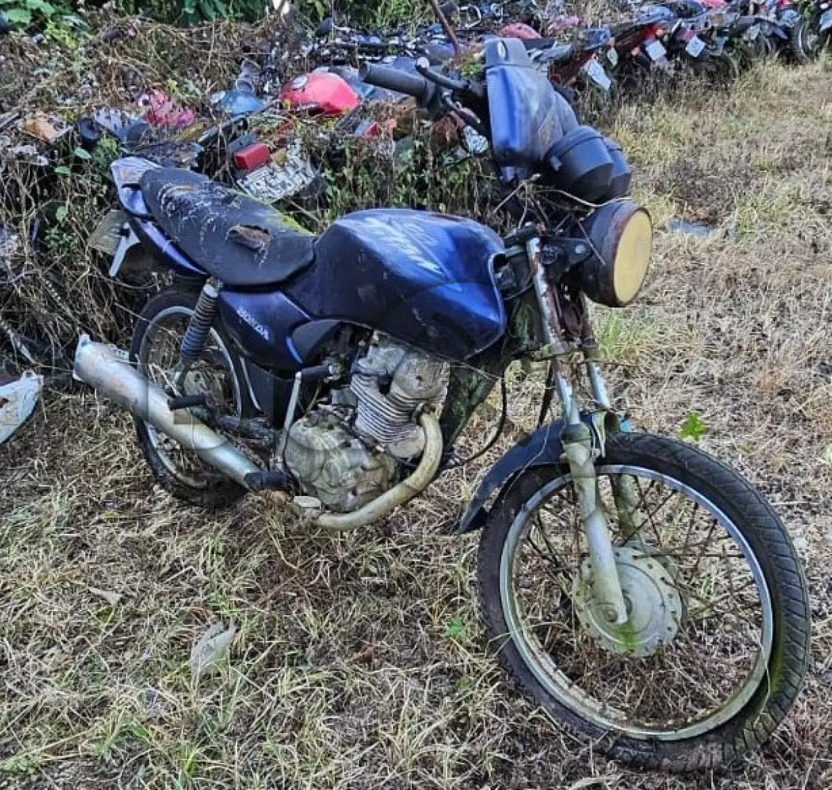 LOTE 016 - Espécie: MOTOCICLETA / Marca: HONDA / Modelo: CG 125 TITAN KSE / Placa: MDS1312 / UF: SC / Município: Barra Velha / Ano fabricação: 2003 / Ano modelo: 2003 / Cor: AZUL / Chassi: 9C2JC30213R639012 / Motor: JC30E23639012 / RENAVAM: 803025688